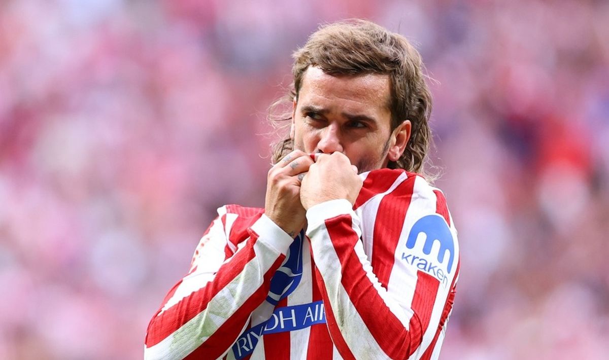 Antoine Griezmann besando el escudo
