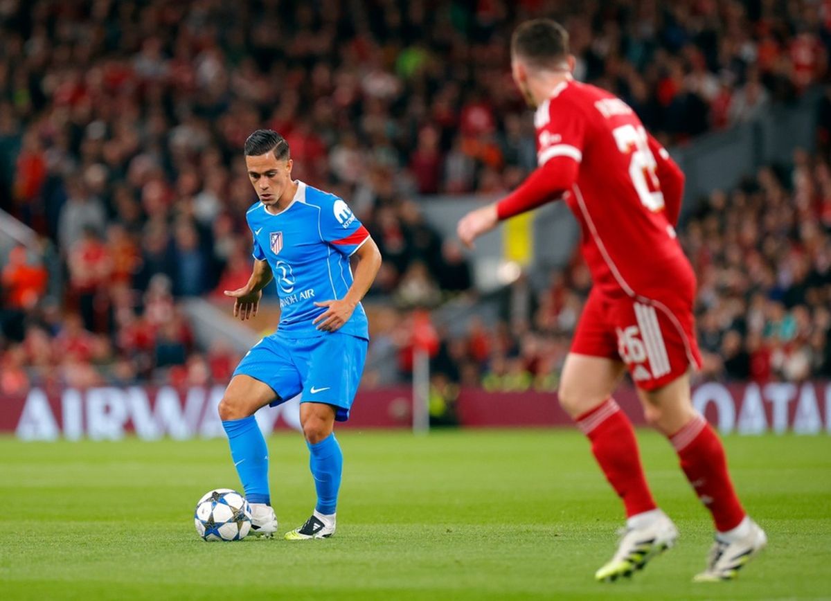 Giacomo Raspadori contra el Liverpool