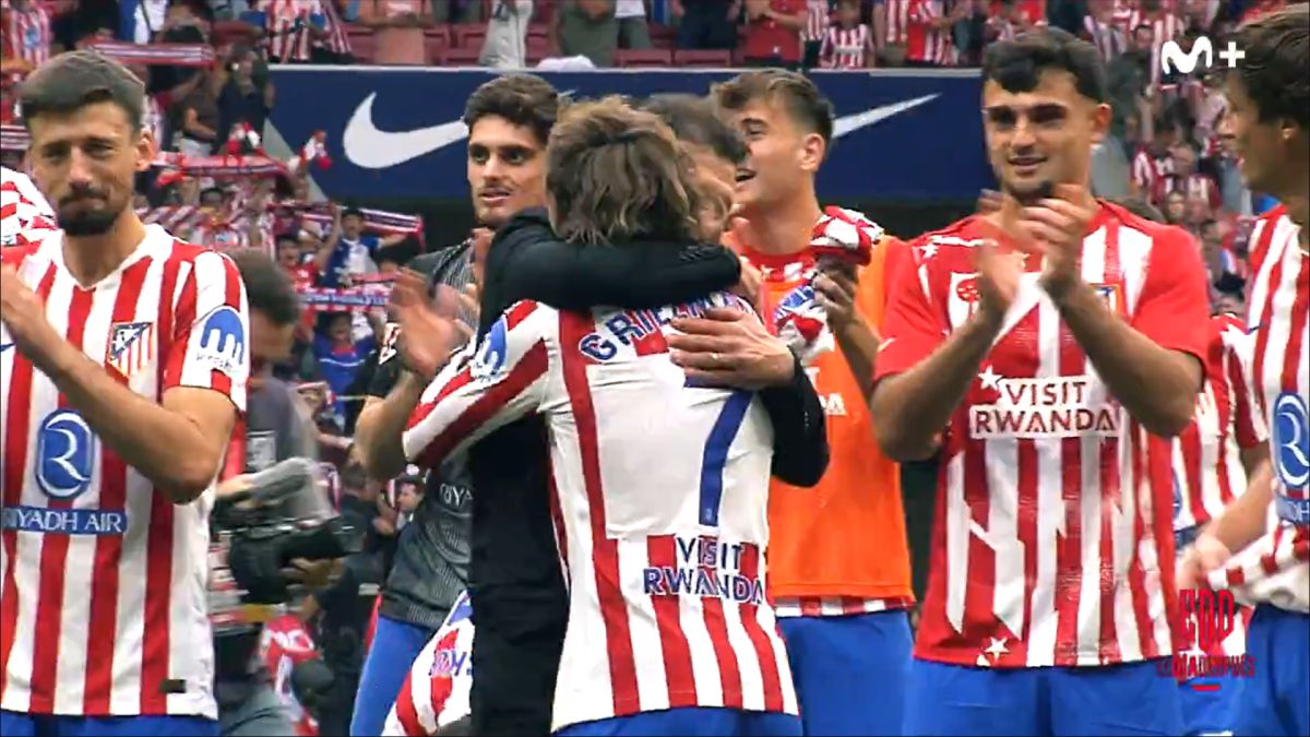 Simeone abrazando a Griezmann