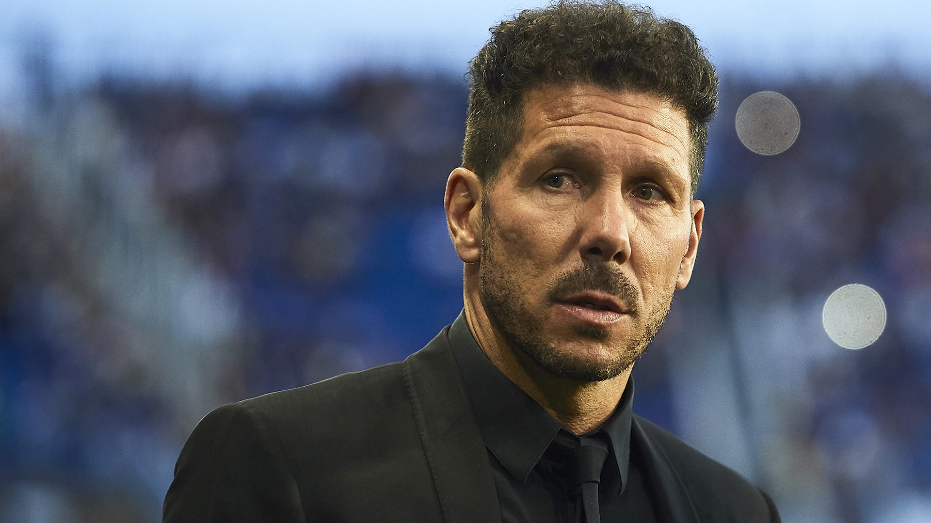 Simeone hombre de negro