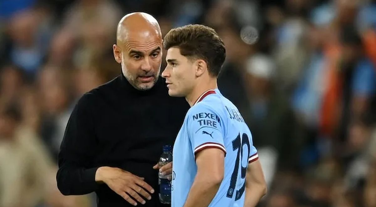 Pep Guardiola con Julián Alvarez