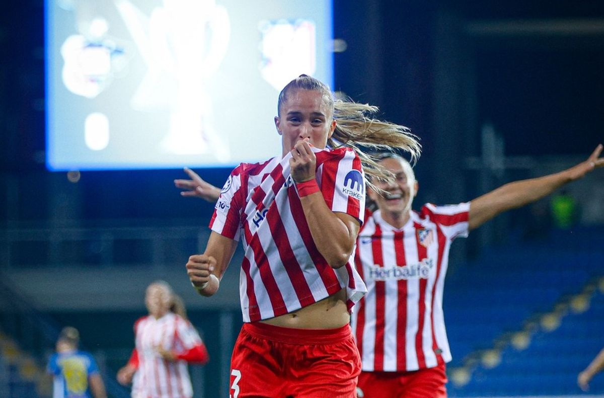Medina besando el escudo del Atleti