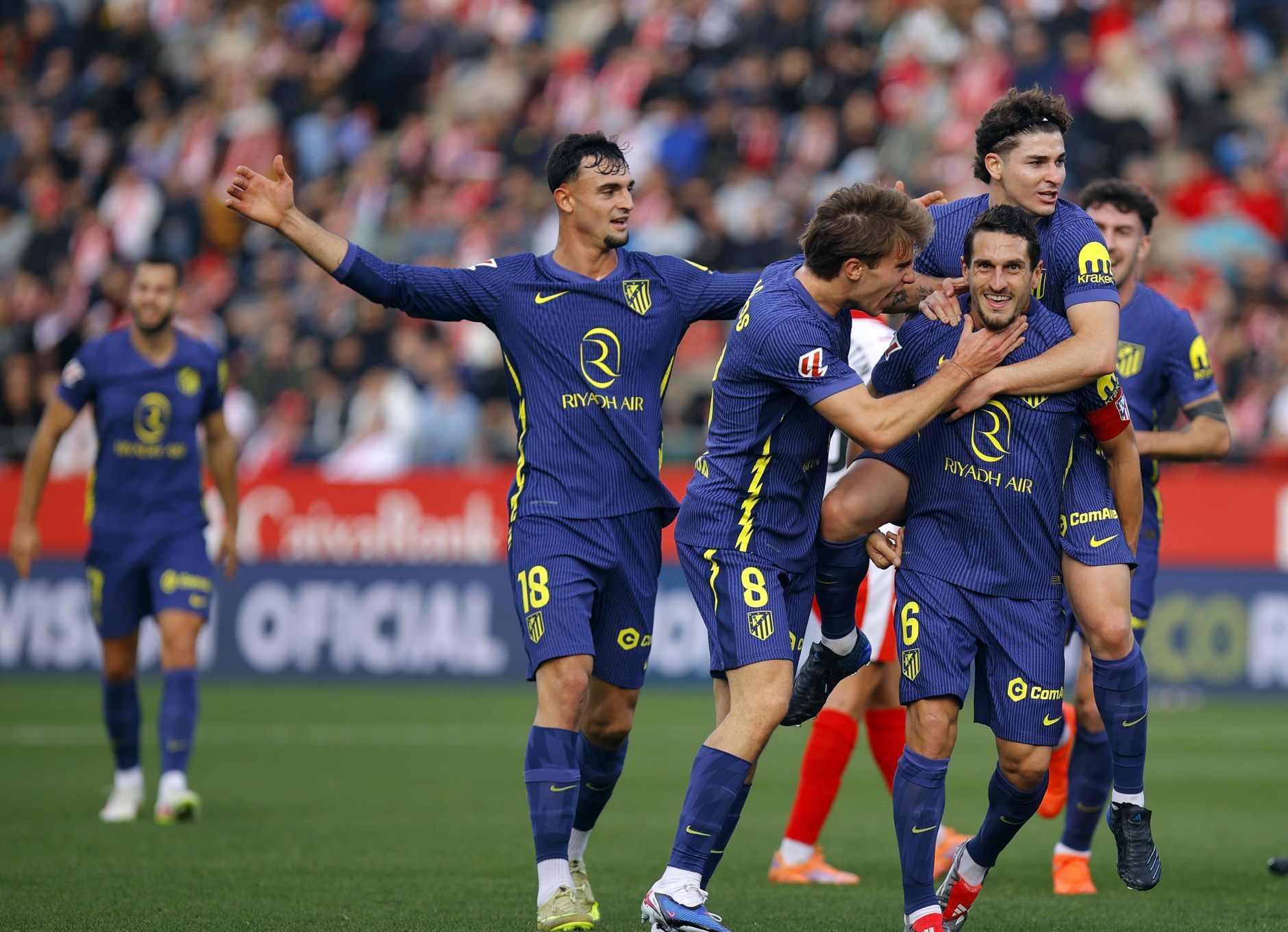 El equipo celebra el gol de Koke en el Girona Atleti