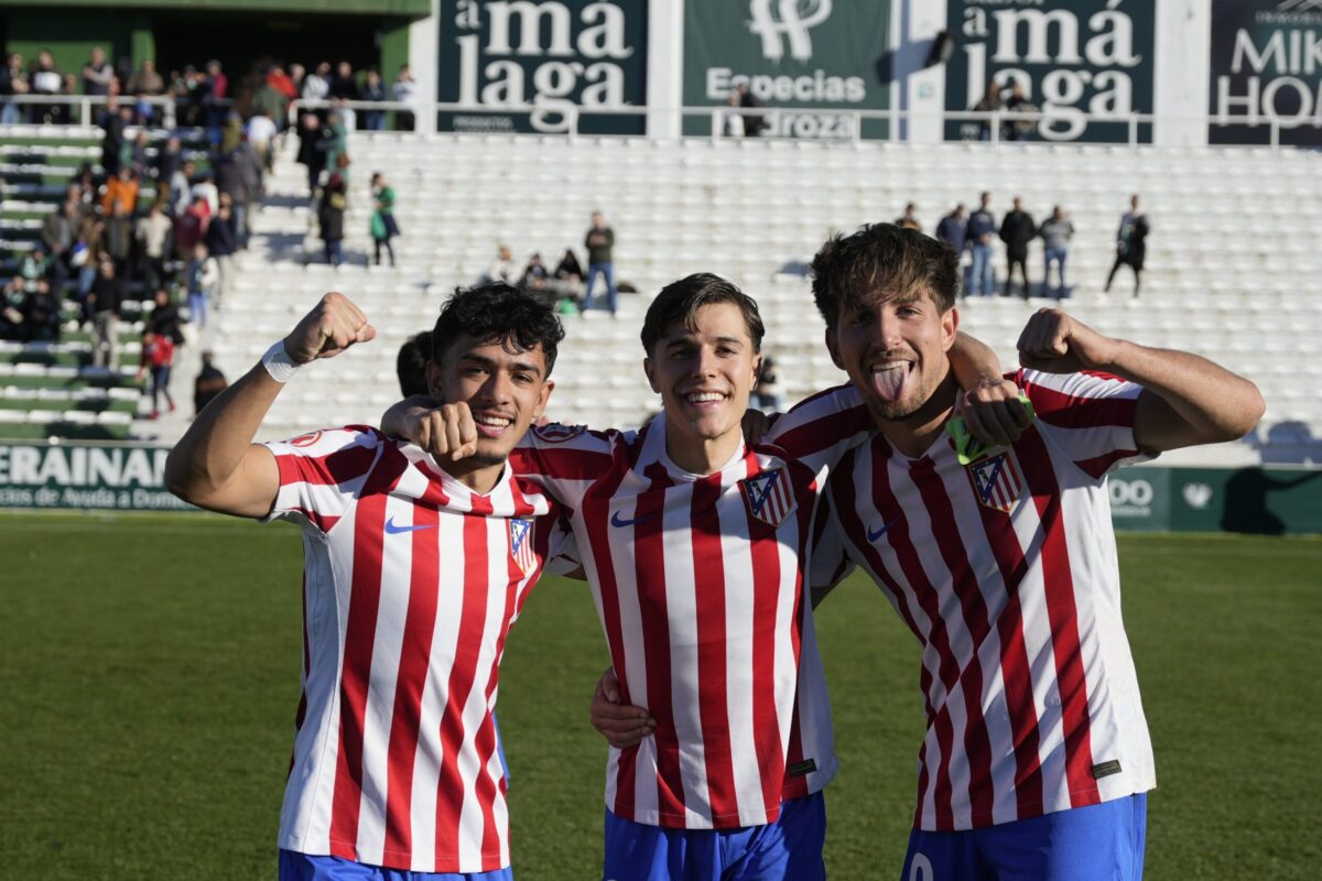 Jugadores Madrileño celebran Victoria