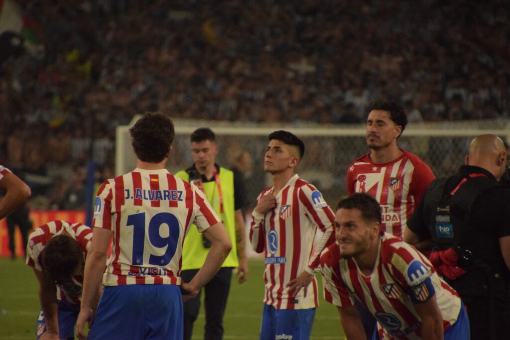 Los jugadores del Atleti, tras perder la final. Foto raúl R. Méndez