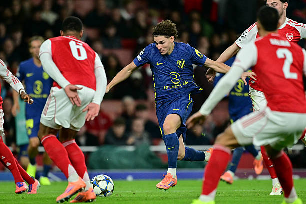 Atletico Madrid's Argentinian striker #19 Julian Alvarez (C) runs through the Arsenal defence during the UEFA Champions League football match between Arsenal and Atletico Madrid at the Arsenal Stadium in north London on October 21, 2025. (Photo by Ben STANSALL / AFP) (Photo by BEN STANSALL/AFP via Getty Images)