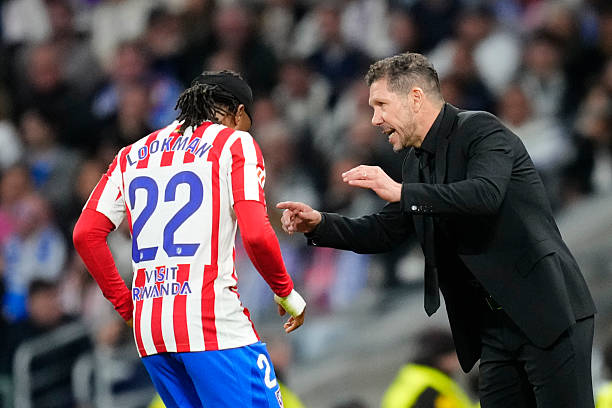 Diego Pablo Cholo Simeone head coach of Atletico de Madrid gives instructions to Ademola Lookman second striker of Atletico de Madrid and Nigeria during the La Liga EA Sports match between Real Madrid CF and Atlético de Madrid at Estadio Santiago Bernabeu on March 22, 2026 in Madrid, Spain. (Photo by Jose Breton/Pics Action/NurPhoto via Getty Images)