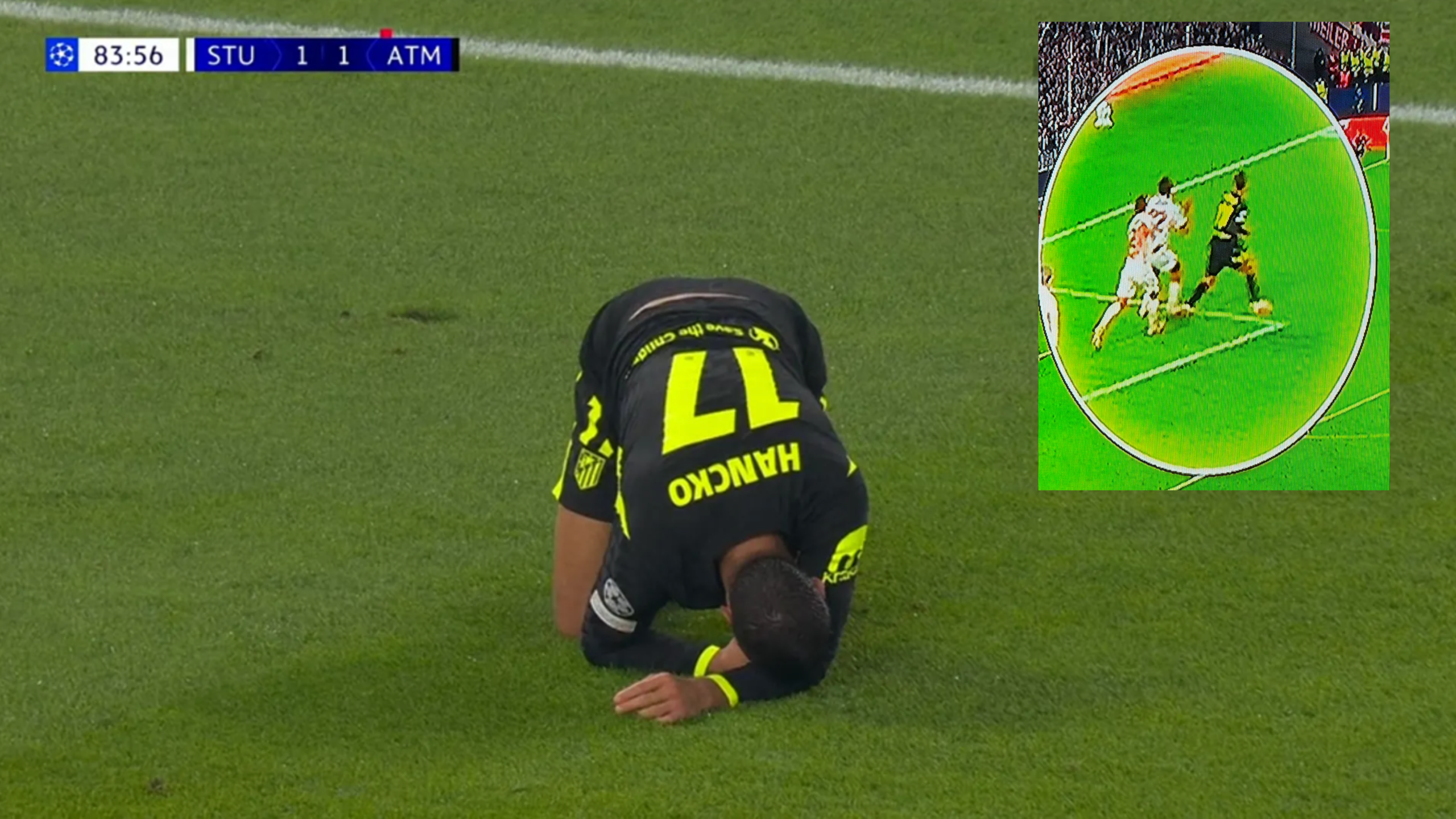 Hancko arrodillado sobre el césped durante el Stuttgart–Atlético de Madrid, con un detalle de la jugada en un recuadro.