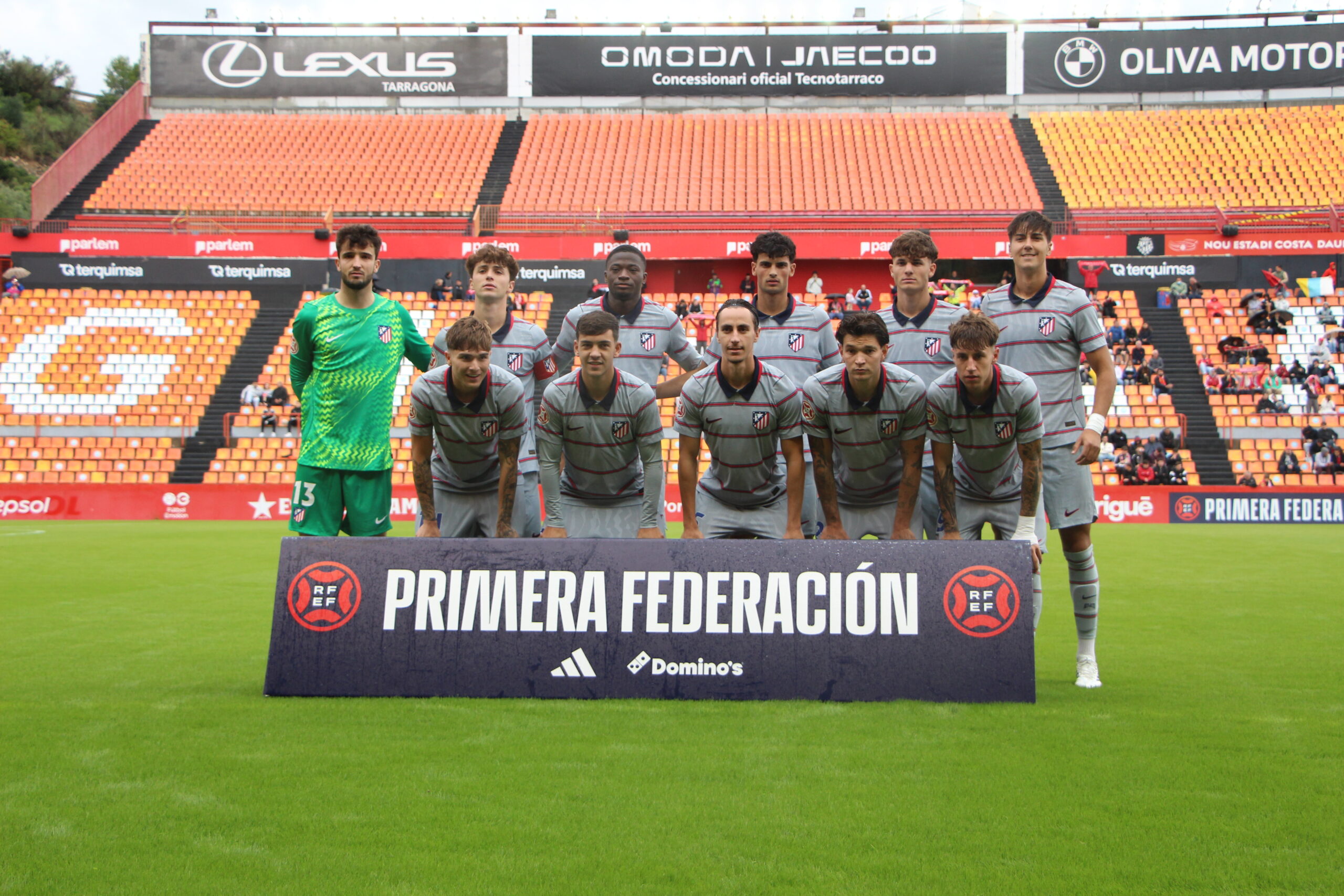 Once titular del Atlético Madrileño posando sobre el césped antes del partido ante el Nàstic de Tarragona.